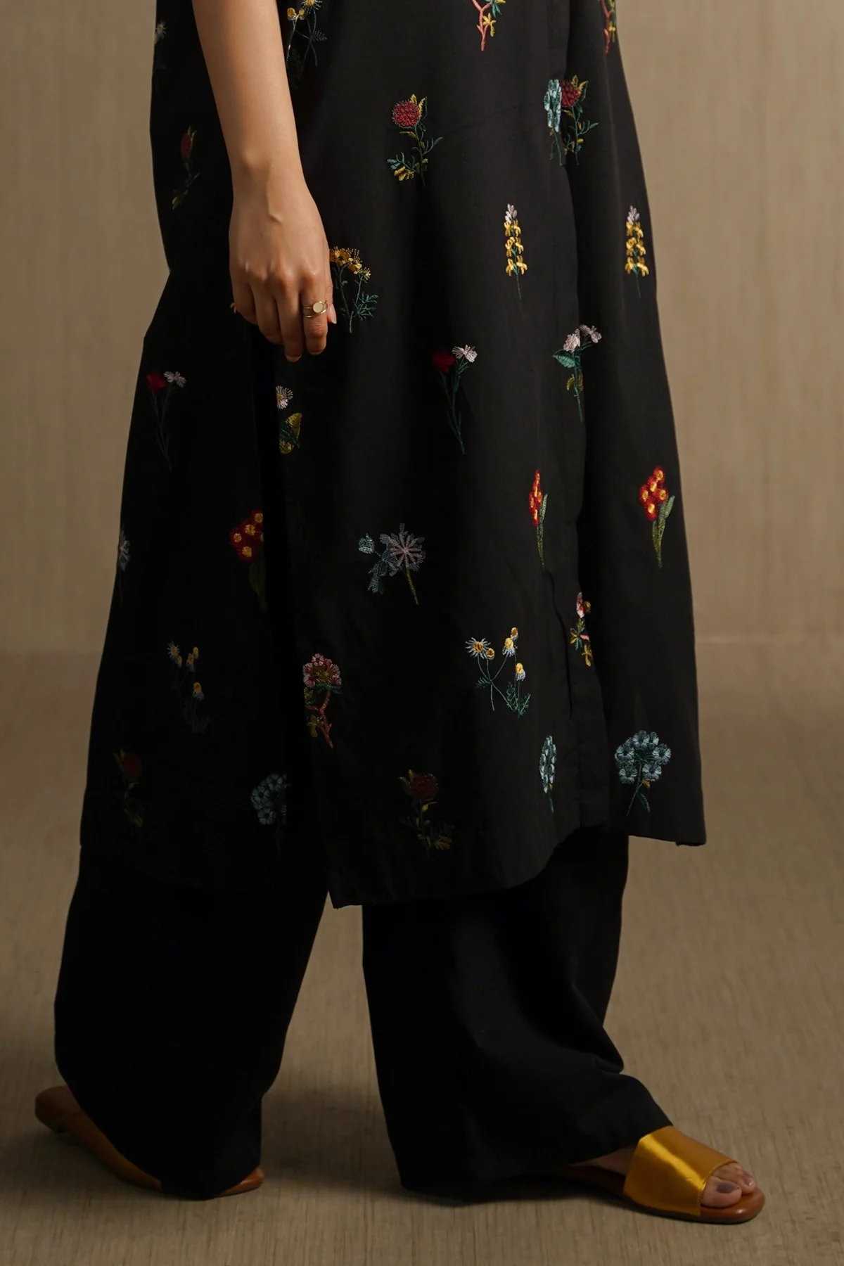 BLACK FLORA PANTS - Image 5