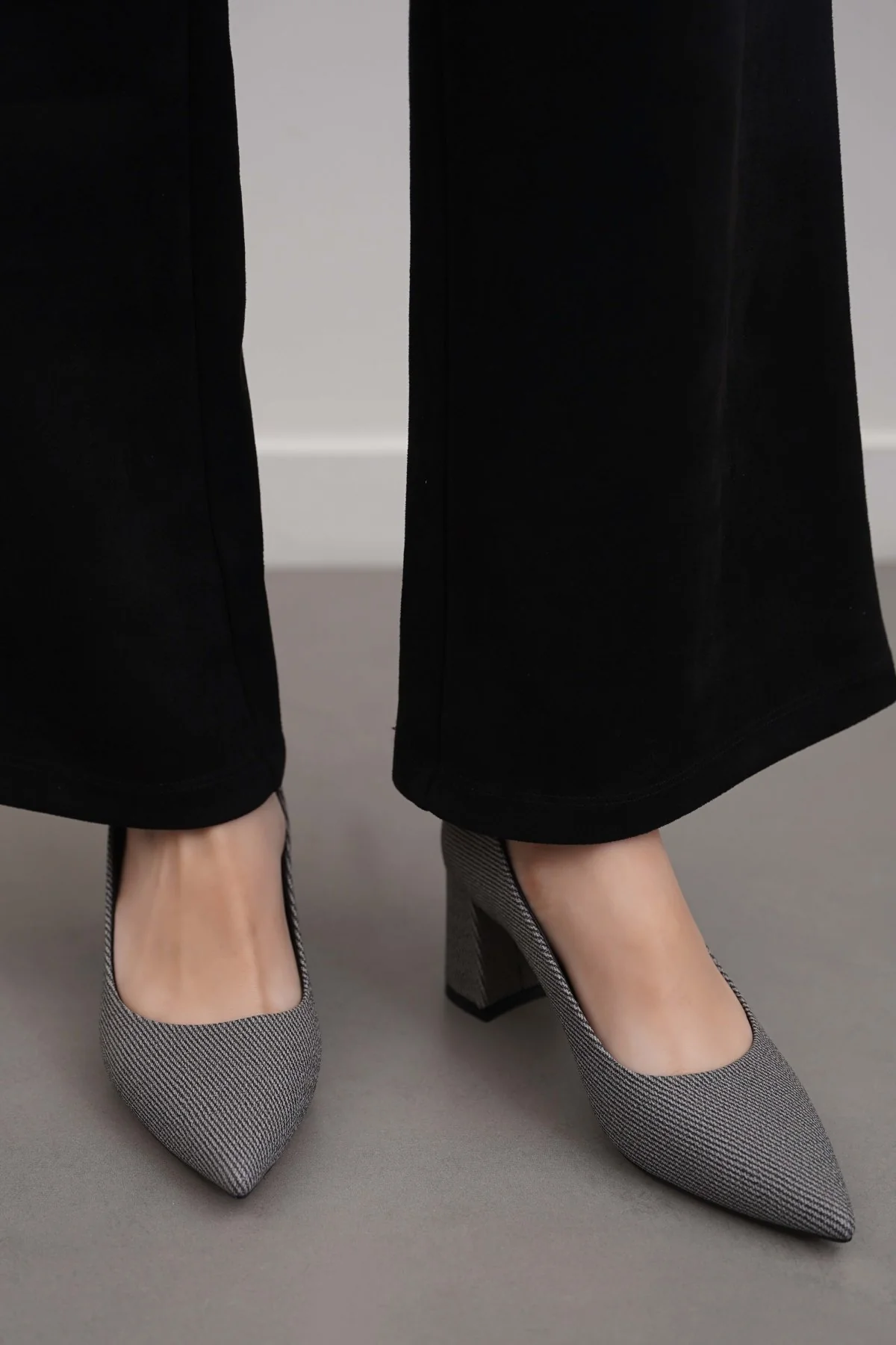 BOARDROOM BLOCK HEELS - Image 2