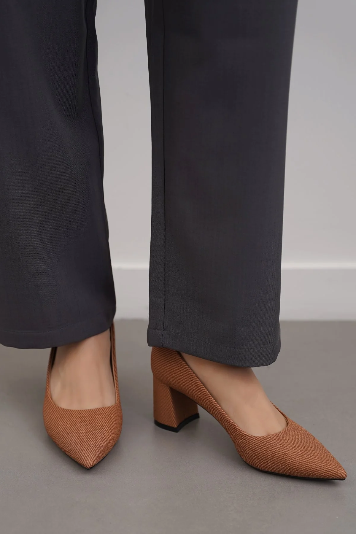 BOARDROOM BLOCK HEELS - Image 2