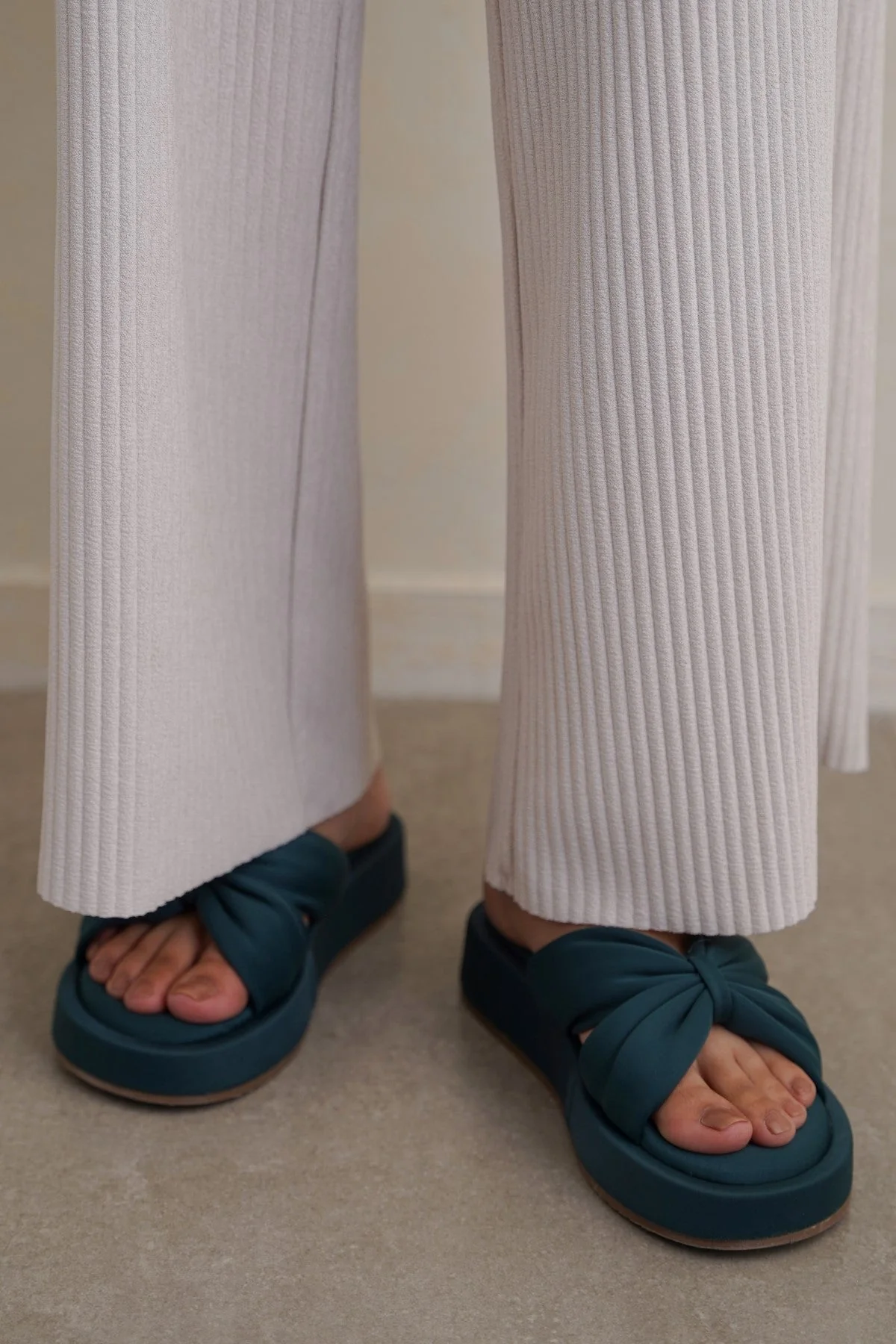 BOW MAMA SLIDES - Image 2