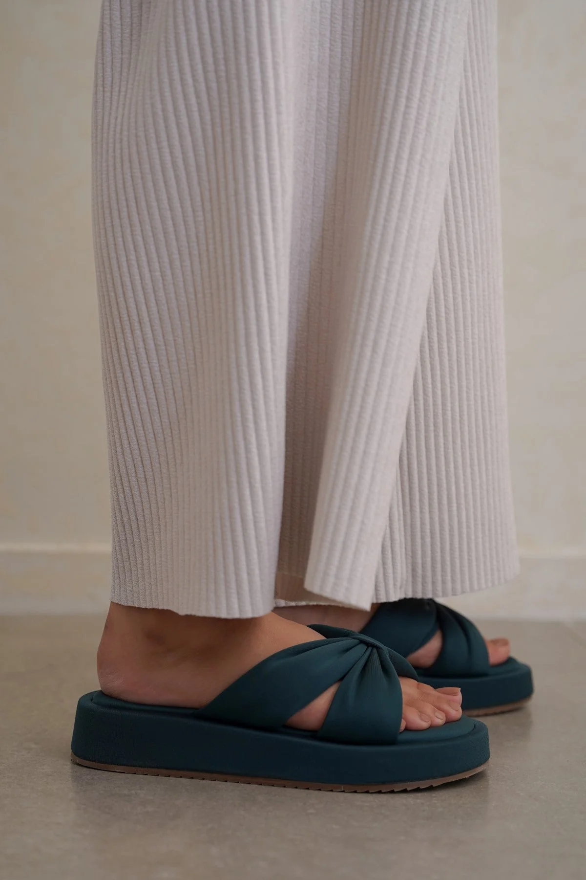 BOW MAMA SLIDES - Image 3