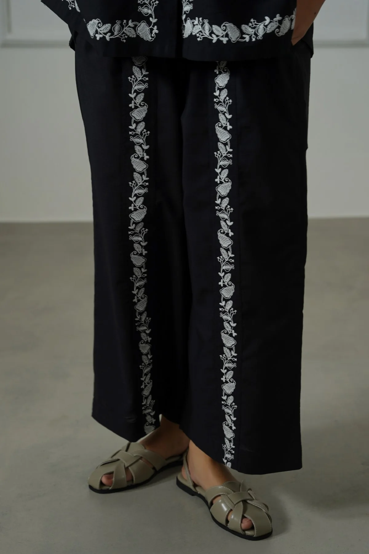 BRODERIE STRAIGHT PANTS