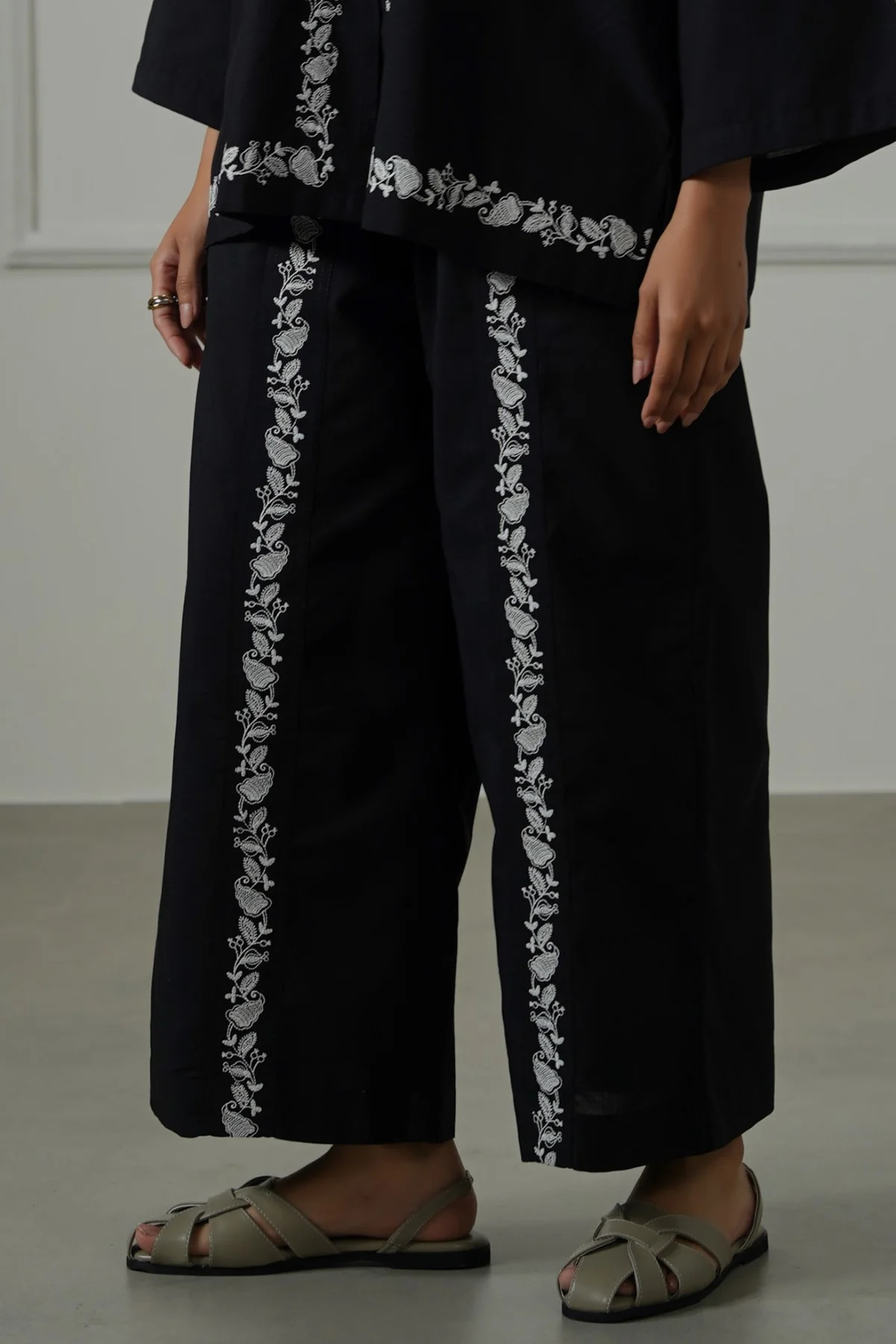 BRODERIE STRAIGHT PANTS - Image 6