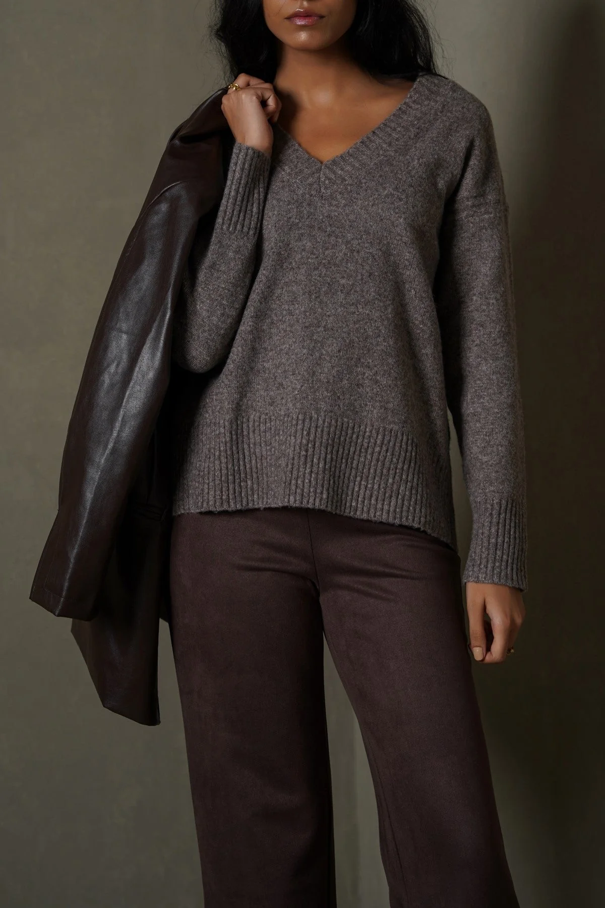 CLASSIC V-NECK JUMPER