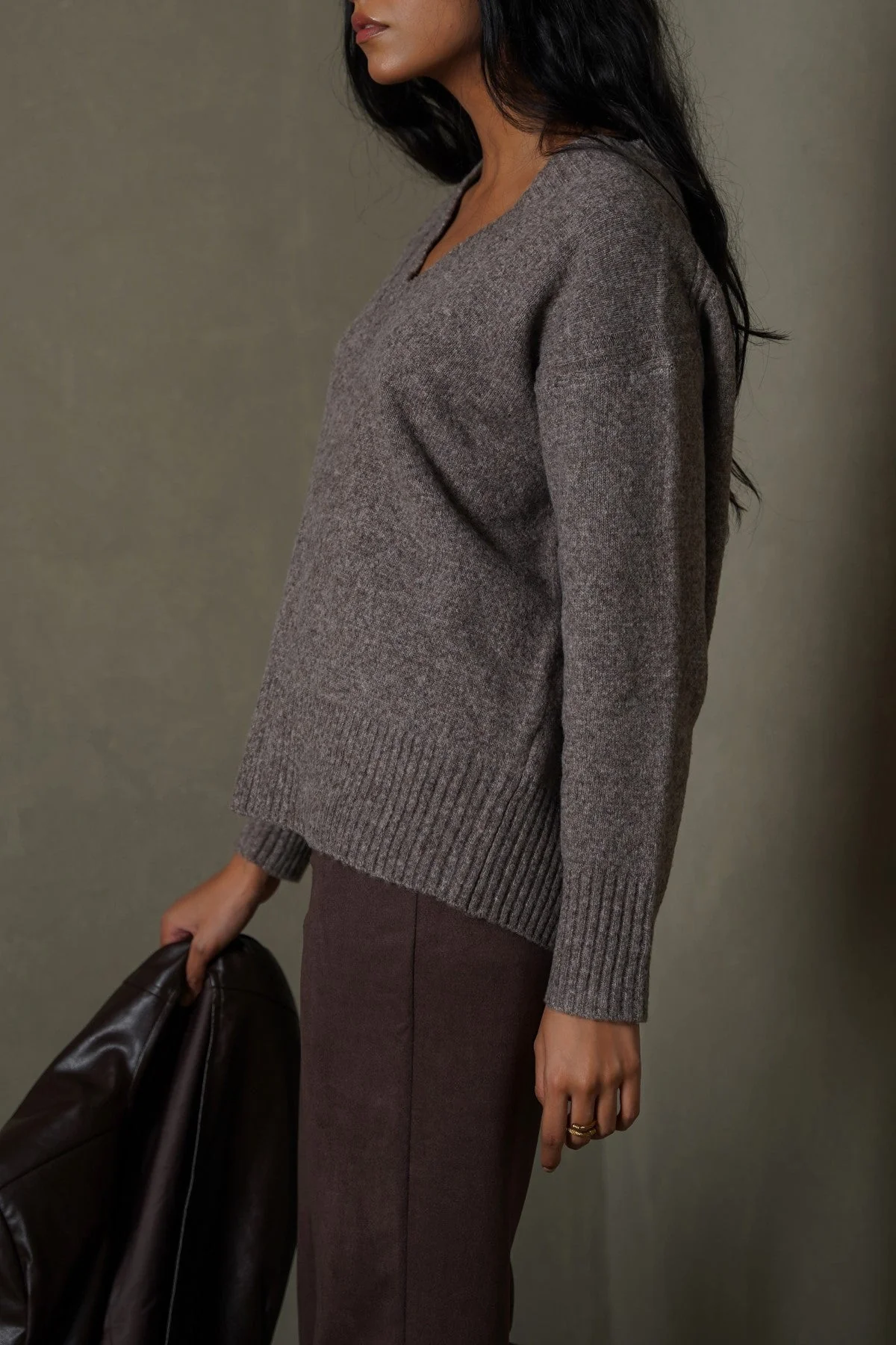 CLASSIC V-NECK JUMPER - Image 6
