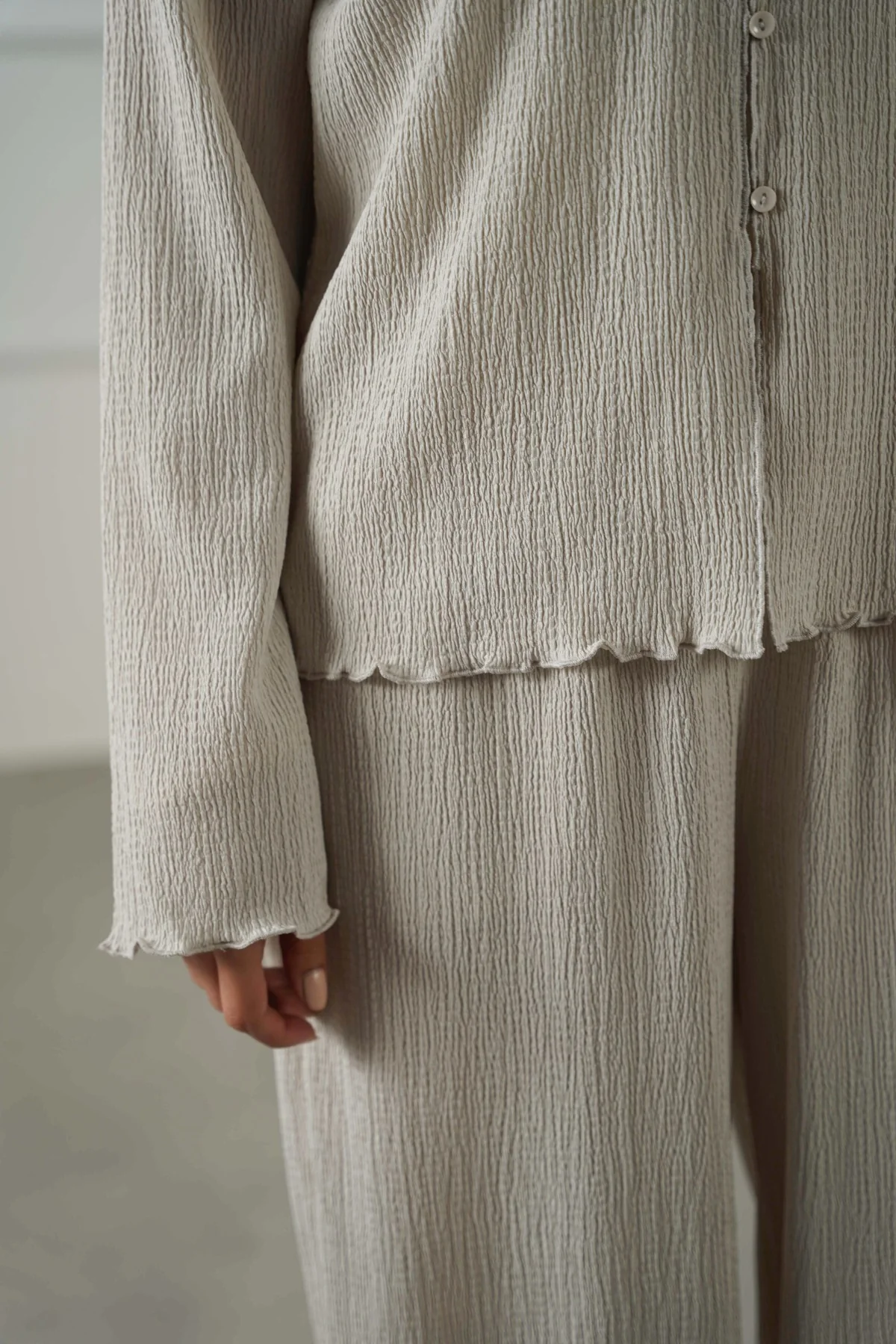 CRINKLE KNIT BUTTON-DOWN - Image 5