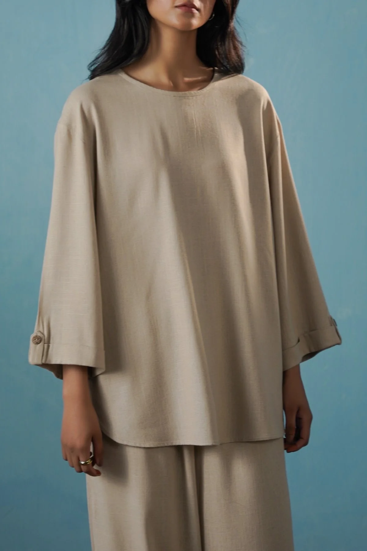 EVERYDAY BACK BUTTON BLOUSE