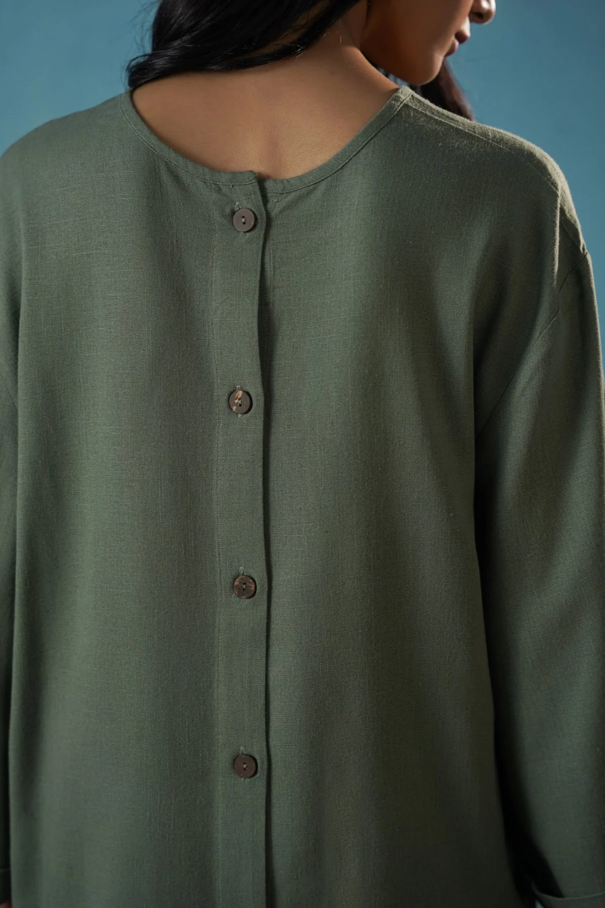 EVERYDAY BACK BUTTON BLOUSE - Image 2