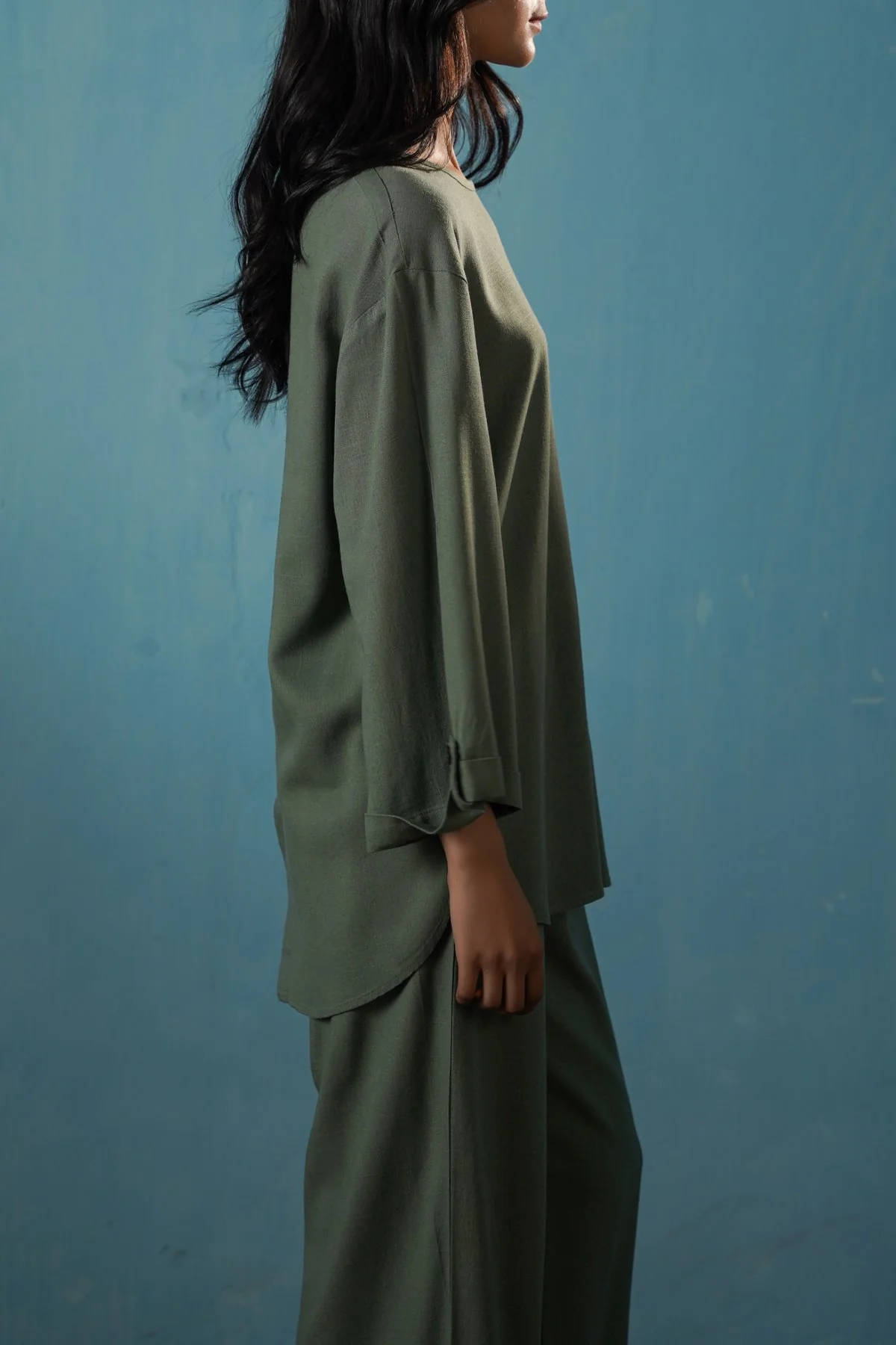 EVERYDAY BACK BUTTON BLOUSE - Image 4