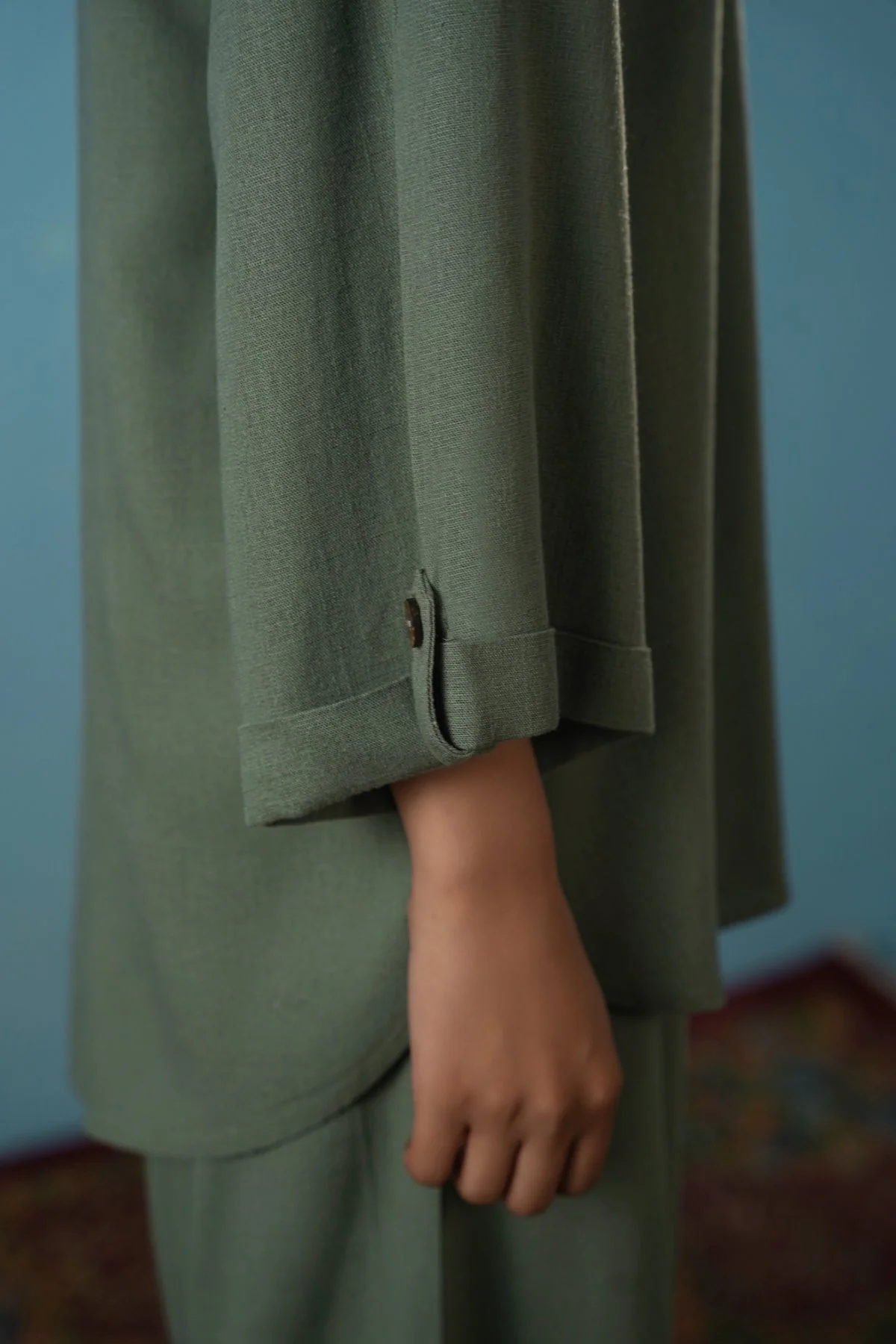 EVERYDAY BACK BUTTON BLOUSE - Image 5
