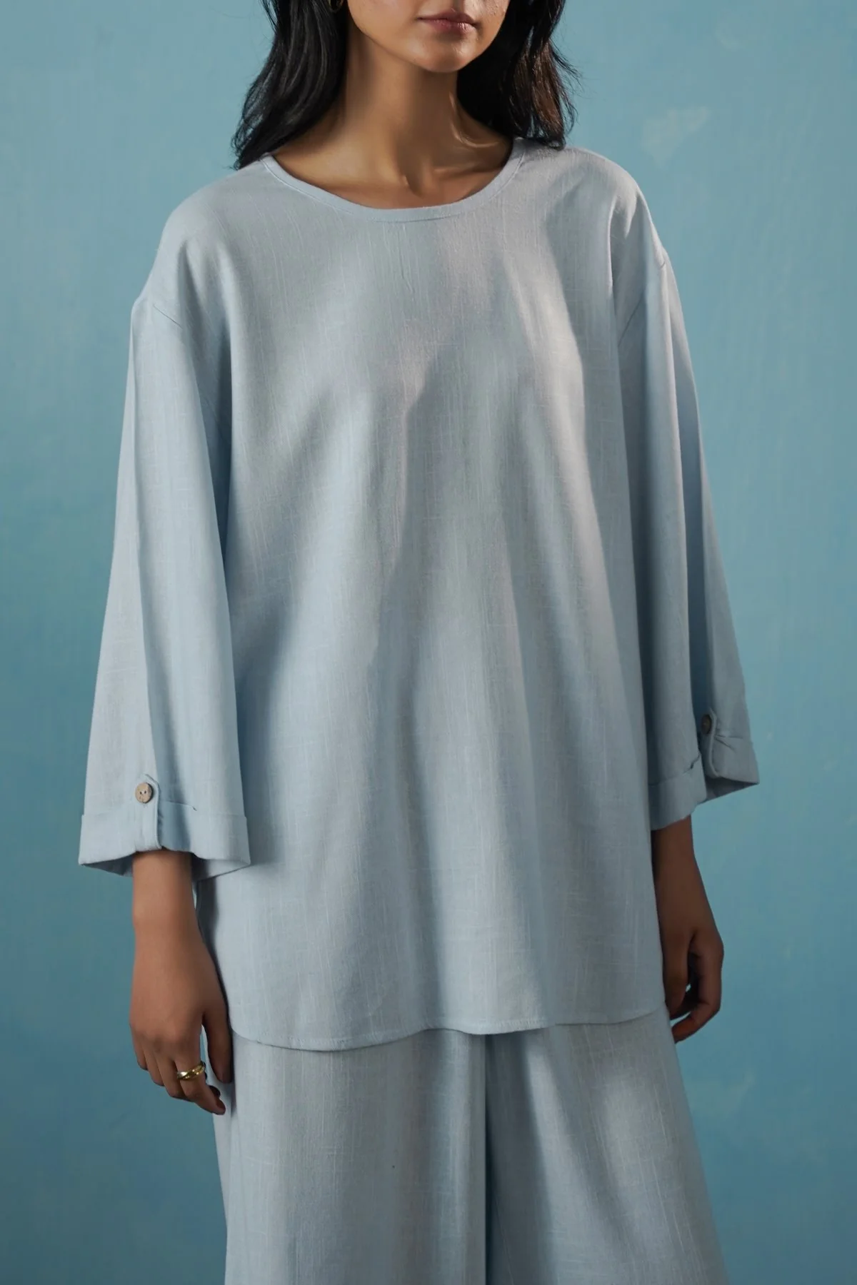 EVERYDAY BACK BUTTON BLOUSE