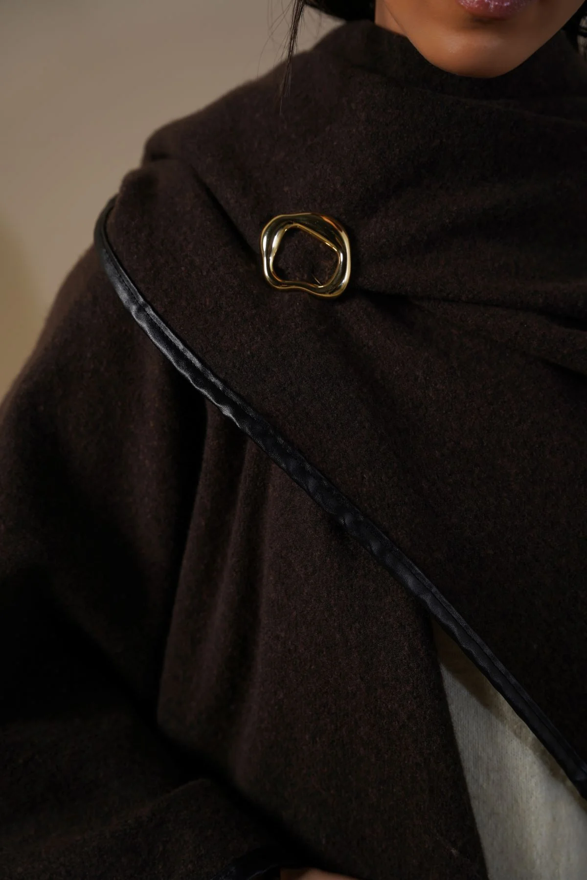 GOLD METAL BROOCH - Image 2