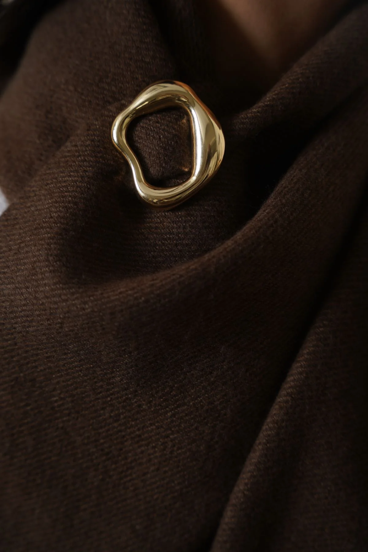 GOLD METAL BROOCH - Image 3