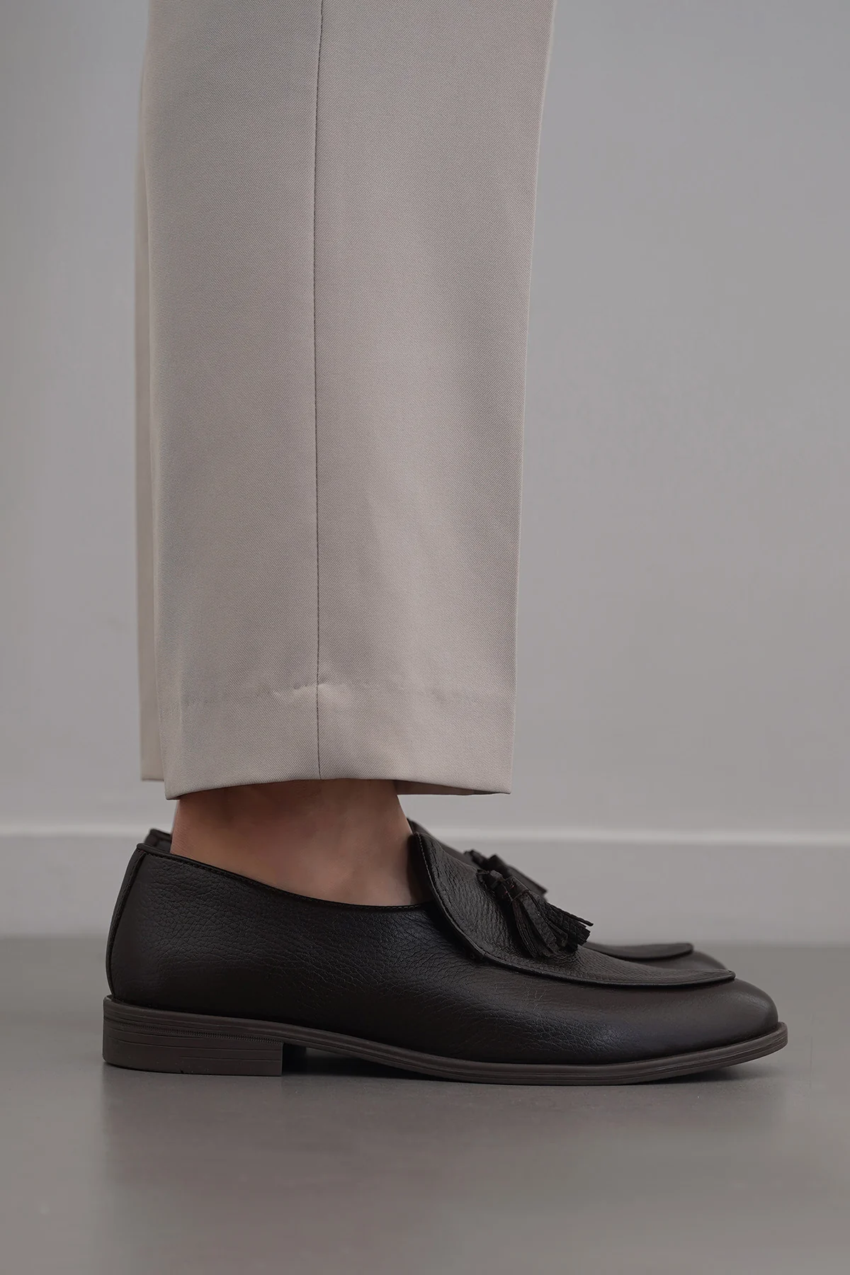 GRAINED LEATHER TASSEL LOAFERS - Image 5