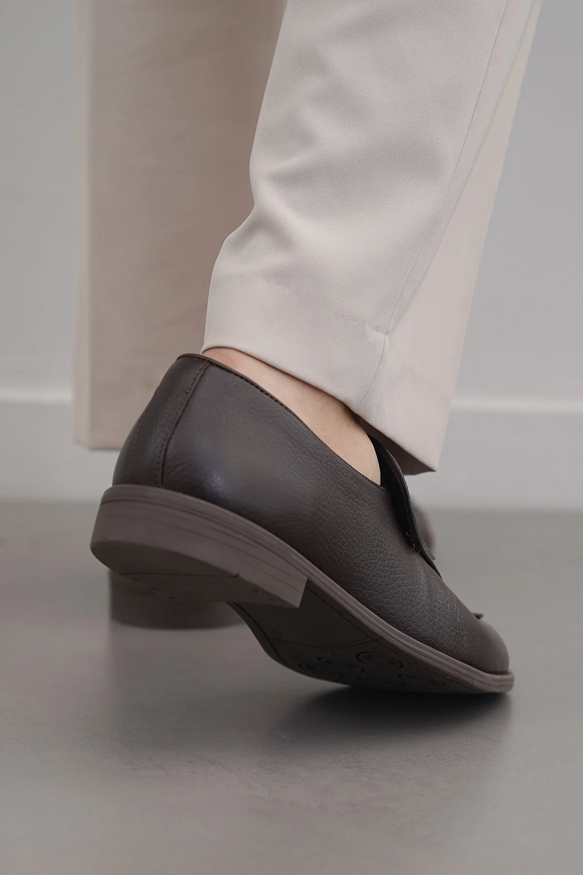 GRAINED LEATHER TASSEL LOAFERS - Image 6