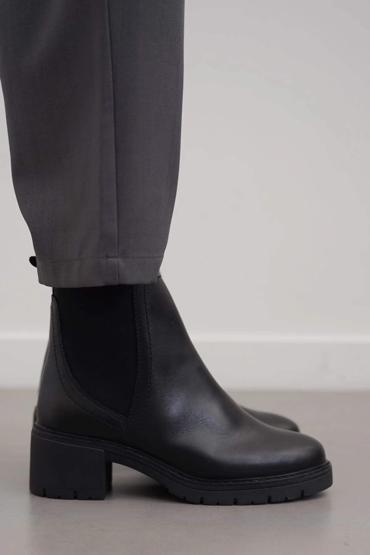 LEATHER CHELSEA BOOTS - Image 4