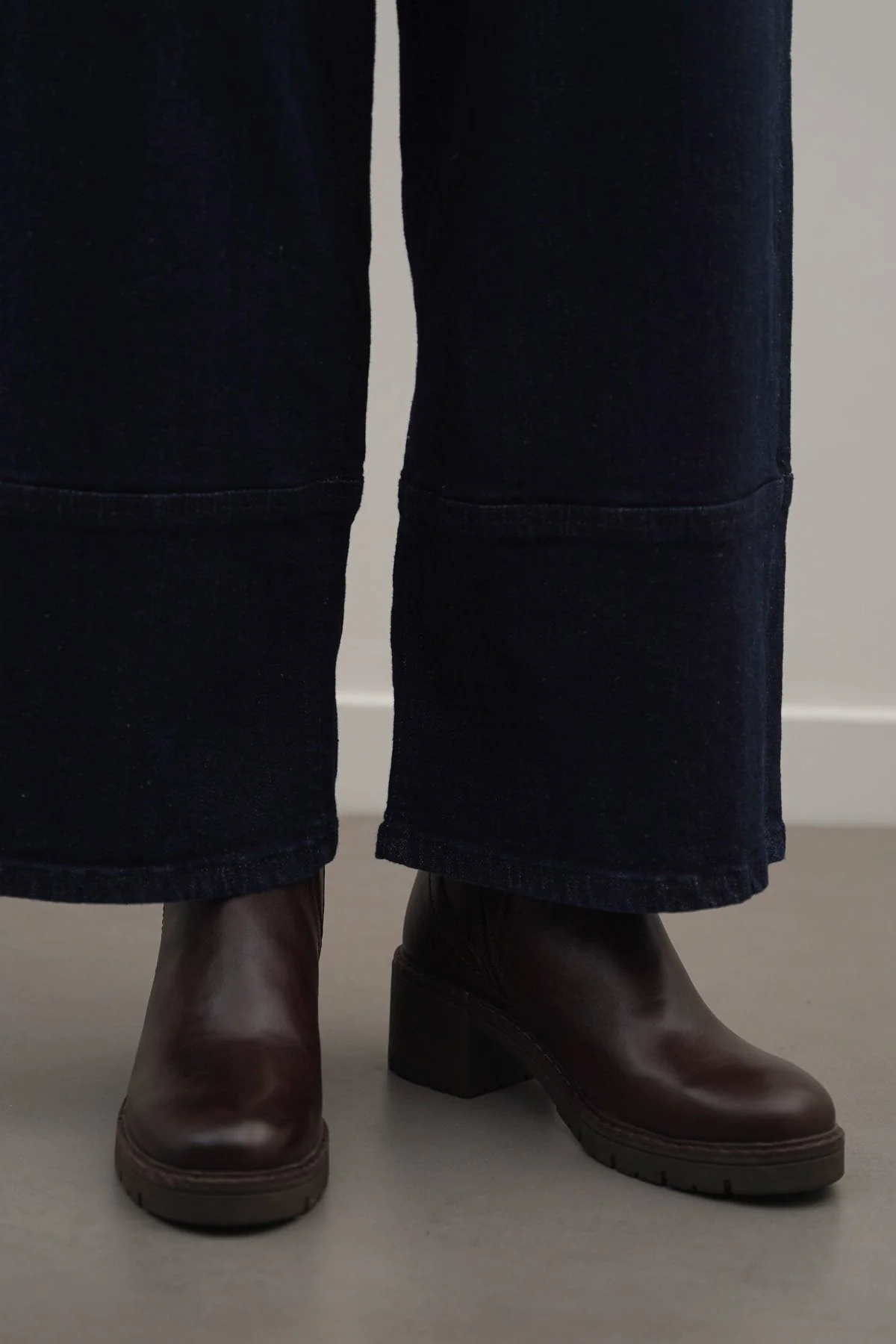 LEATHER CHELSEA BOOTS - Image 6