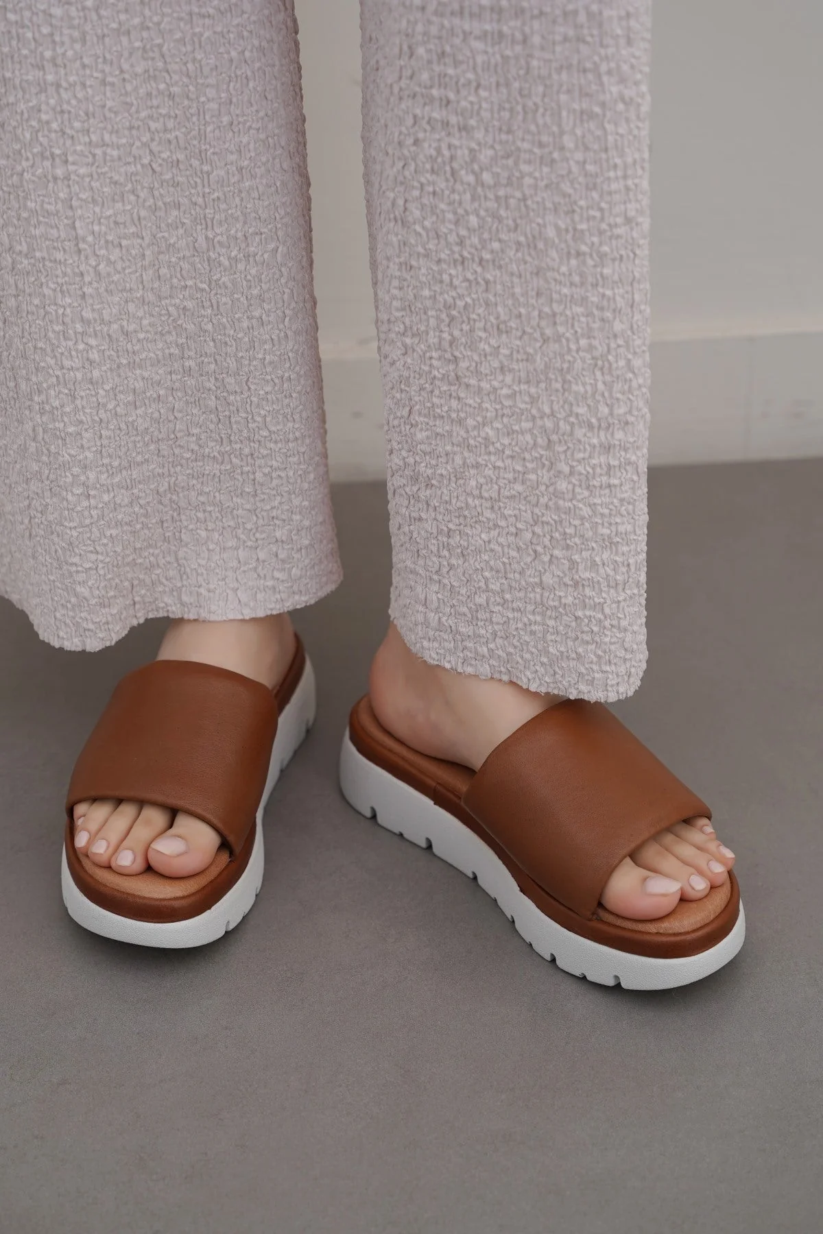 LEATHER MAMA PLATFORM SLIDES - Image 2