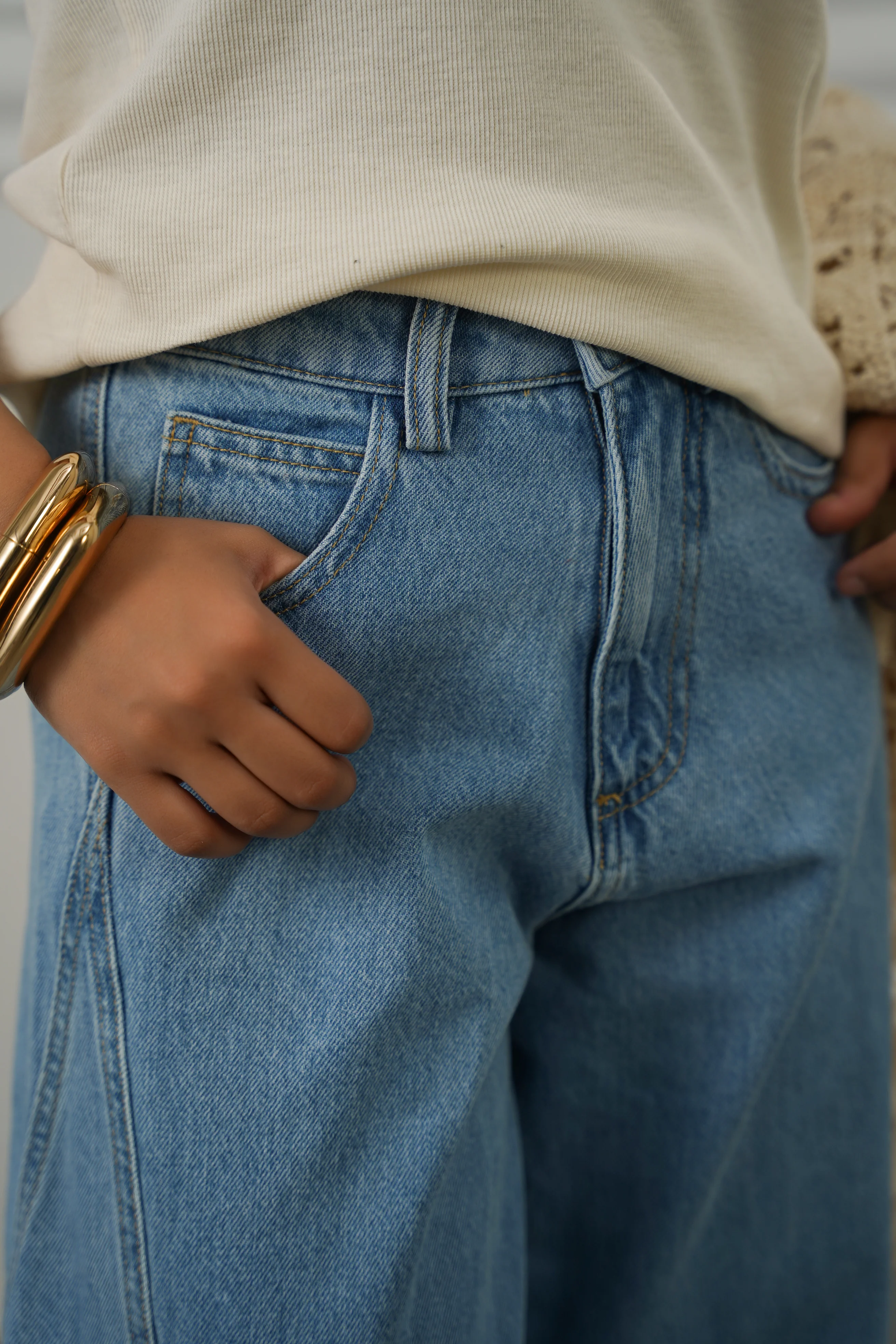 MID RISE BARREL JEANS - Image 4