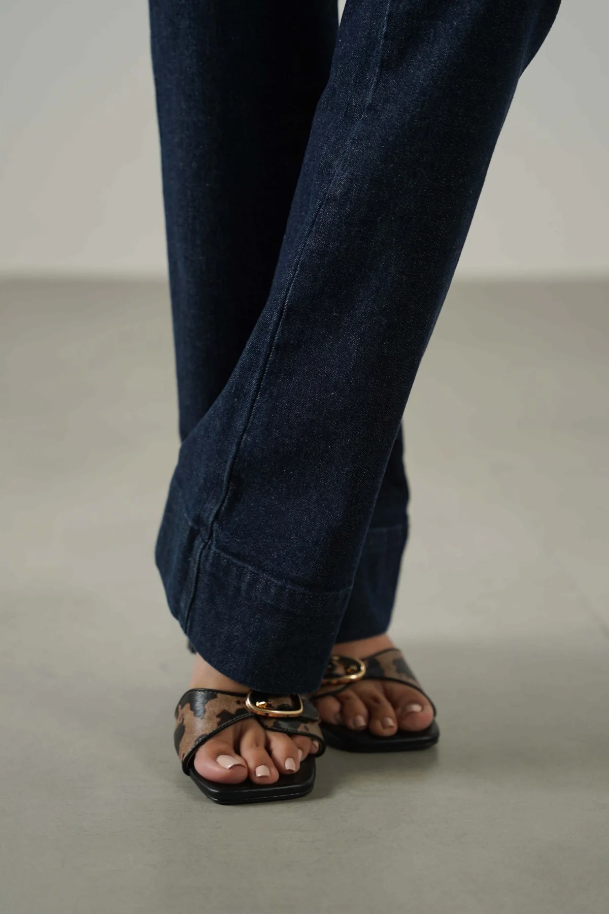 MID-RISE KICK FLARE JEANS - Image 3