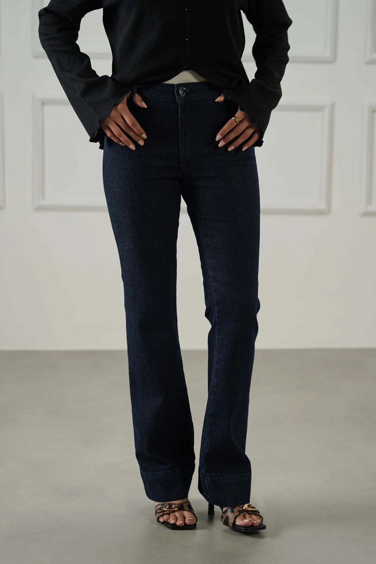 MID-RISE KICK FLARE JEANS - Image 6