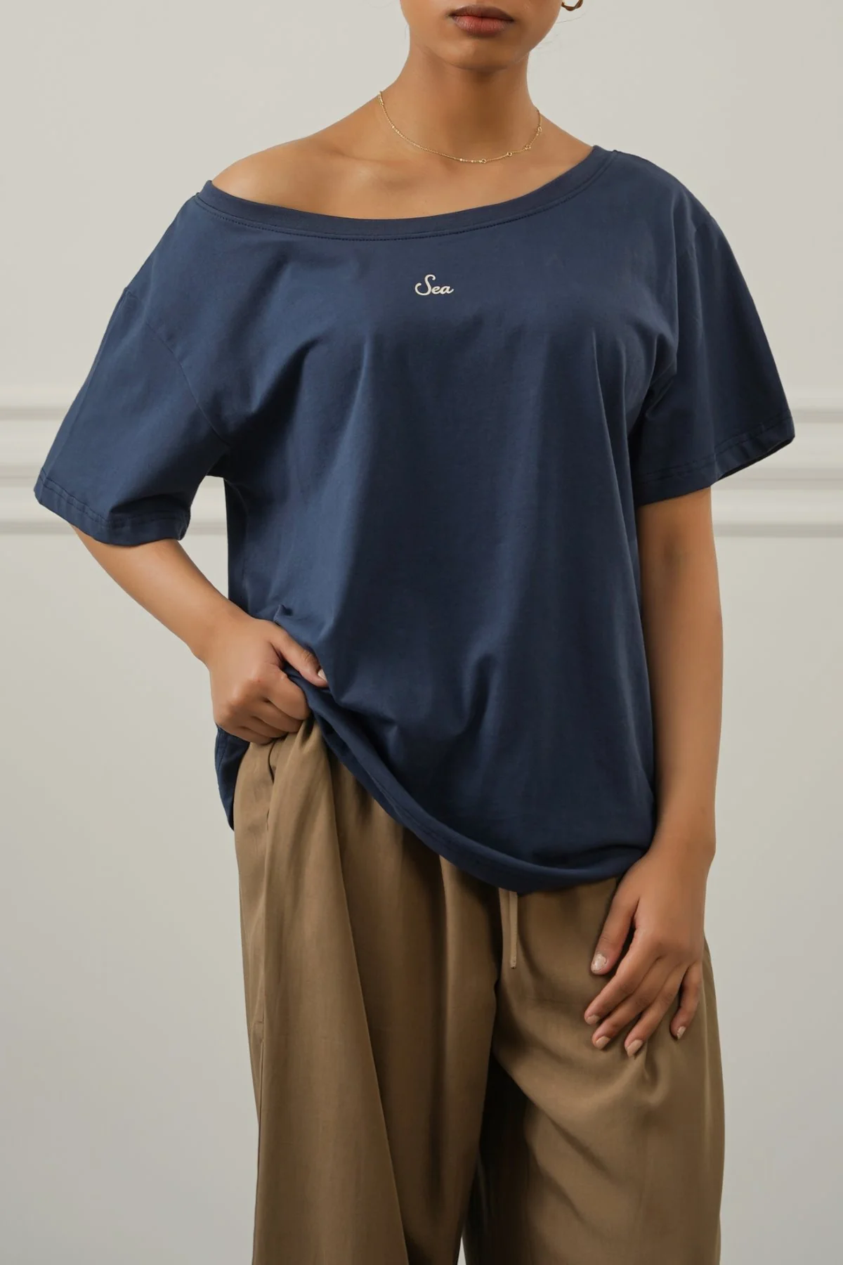 OFF SHOULDER TEXT TEE - Image 3