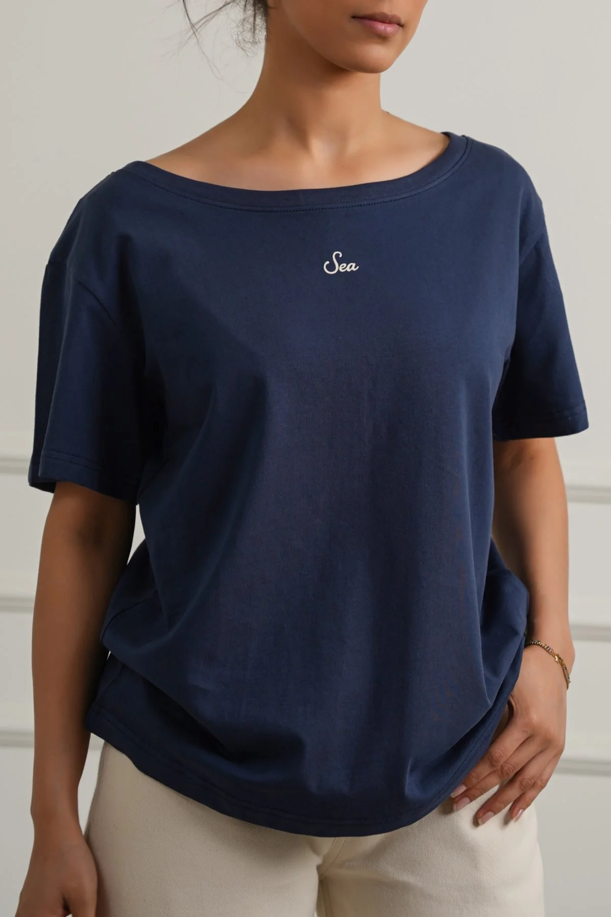 OFF SHOULDER TEXT TEE - Image 4