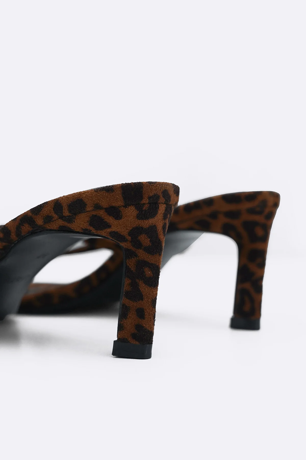 STUDIO FLIP HEELS - Image 3