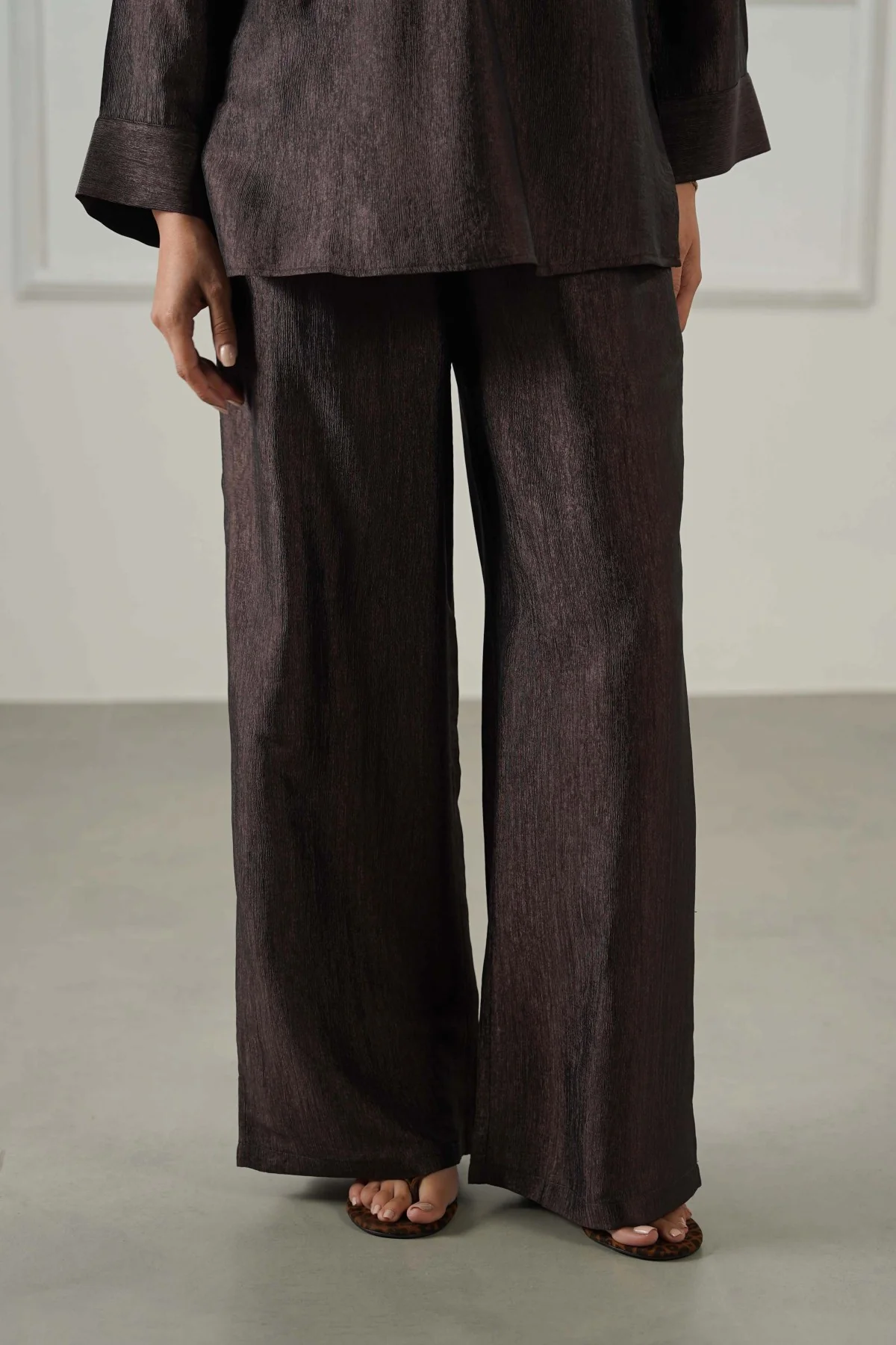 TEXTURED FLOWY PANTS