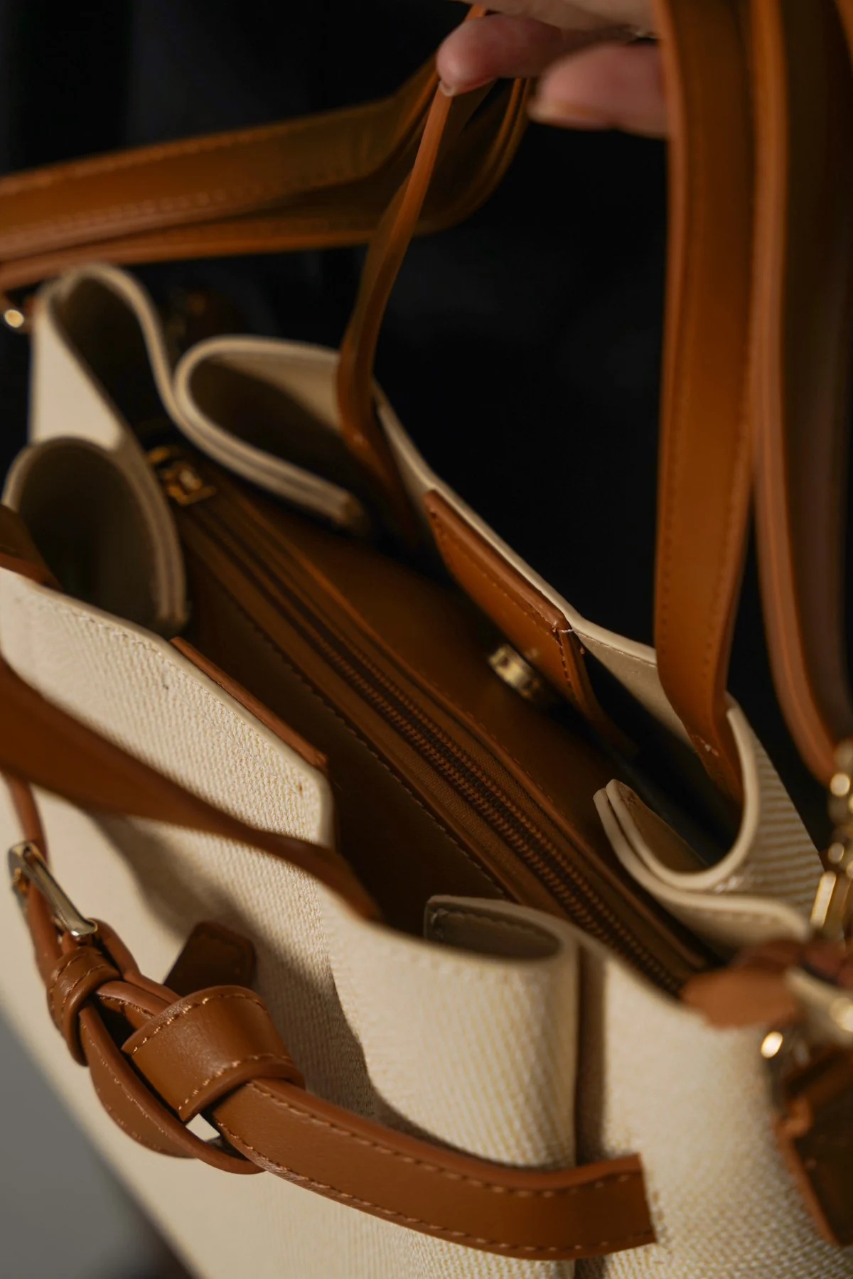WEEKEND TOP HANDLE BAG - Image 3