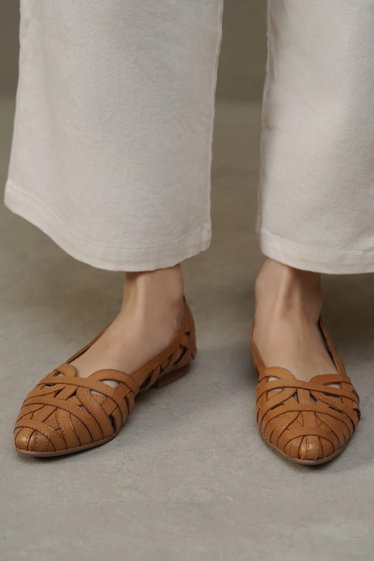 LEATHER WOVEN PUMPS - Image 4